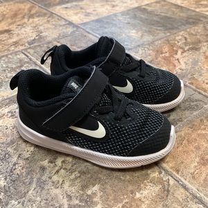 Toddler Nike tennis shoes 6c